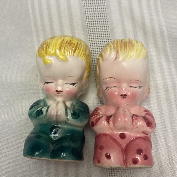 Vintage Ceramic Praying salt and pepper shakers in Pink and Green - Picture 11 of 15